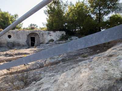 Ma quando sembra di essere arrivati nella Capitolo �festaiola�, ci basta volgere lo sguardo sull�altro lato della strada per incontrare un�originale struttura tufacea, nascosta in parte dalla vegetazione e protetta da un basso cancello in ferro. Si tratta della chiesa rupestre di San Giorgio, risalente al Medioevo e riscoperta solo pochi anni fa